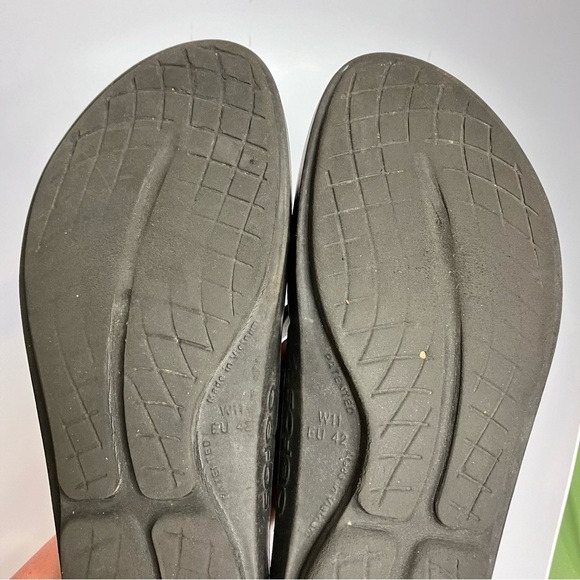 Oofos oolala sandals size 11 gold black - Picture 9 of 11